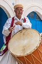 Muzikant met drum in Tunesië van Jessica Lokker thumbnail