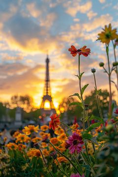 Eiffeltoren in een bloemenparadijs van Poster Art Shop