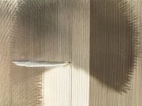 Bewässerungspistole, die in einem trockenen Sommer Wasser auf ein Feld sprüht