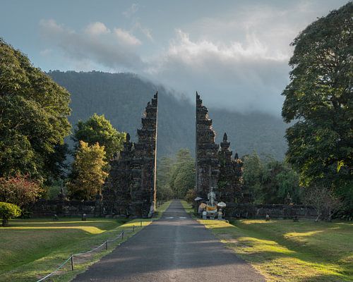 Ein wunderschönes Tor in Bedugul, Bali, bei Sonnenaufgang