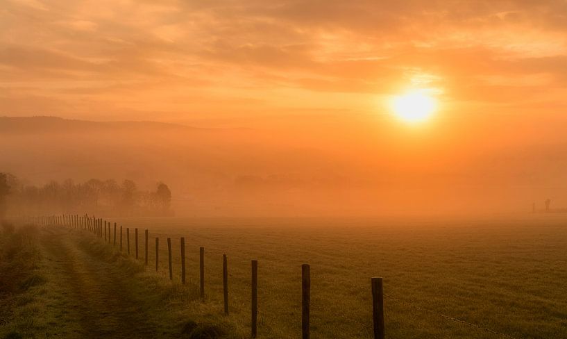 Mistige zonsopkomst in de buurt van Epen in Zuid-Limburg van John Kreukniet