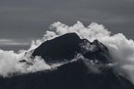 Bergtop in de wolken van Heleen Middel thumbnail