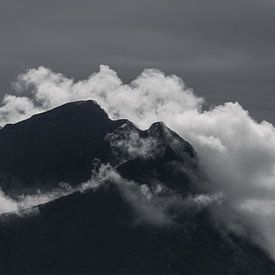 Bergtop in de wolken van Heleen Middel