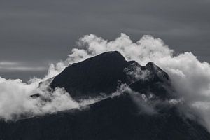 Berggipfel in den Wolken von Heleen Middel