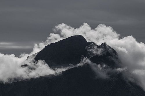 Berggipfel in den Wolken