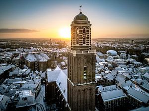 Zwolle Peperbus Kirchturm während eines kalten Wintersonnenaufgangs