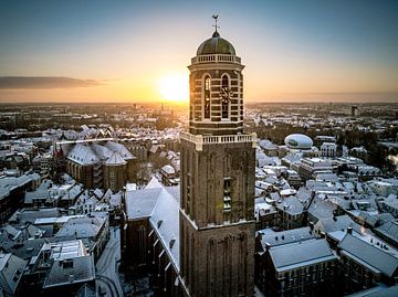 Zwolle Peperbus Kirchturm während eines kalten Wintersonnenaufgangs von Sjoerd van der Wal Fotografie