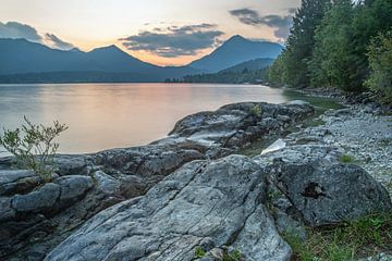 Blauw uur aan de Walchensee van Thomas Riess