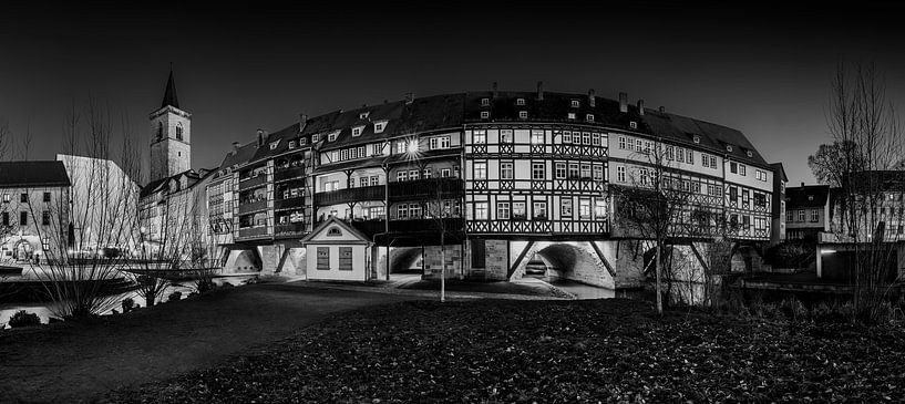 Historische Krämerbrücke in Erfurt schwarzweiss in der Nacht von Frank Herrmann
