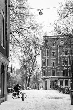 Fietser in de sneeuw, Amsterdam Centrum doorkijk hoek Herengracht van Suzan Baars