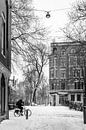 Fietser in de sneeuw, Amsterdam Centrum doorkijk hoek Herengracht van Suzan Baars thumbnail