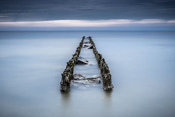 Verwitterter hölzerner Wellenbrecher bei Hindeloopen von Fotografiecor .nl