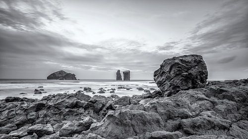 Mosteiros rotsblok met uitzicht over de Atlantische Oceaan