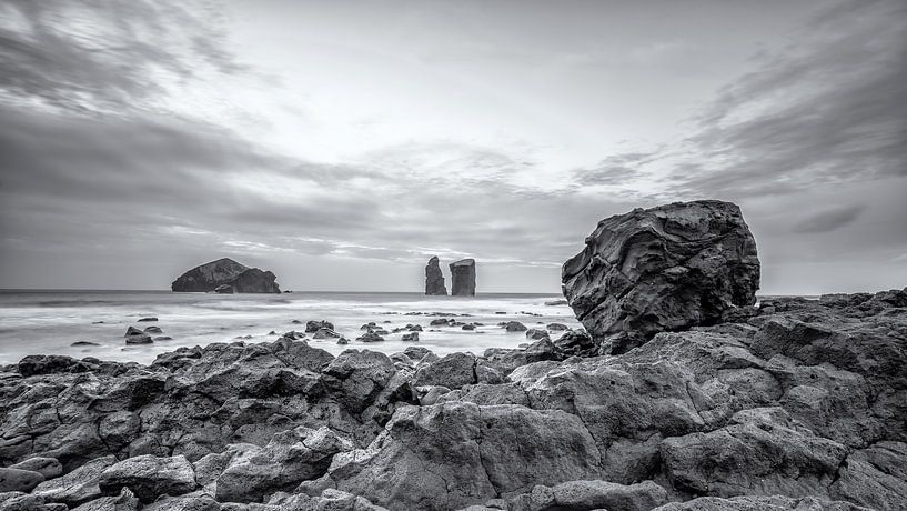 Mosteiros-Felsen mit Blick auf den Atlantischen Ozean von Martijn van Dellen