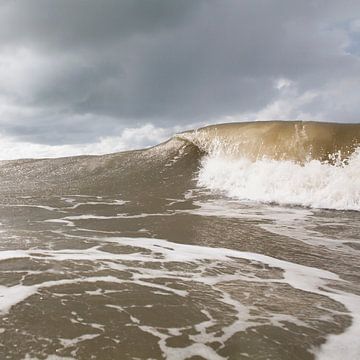 Vague de la mer du Nord sur Arjan van Duijvenboden