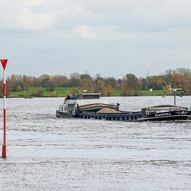 Ein Lastkahn auf dem Rhein von scheepskijkerhavenfotografie