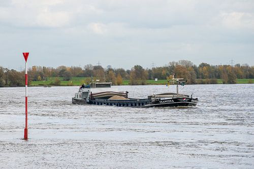 Een binnenvaartschip op de Rijn