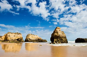 Portugal, Praia do Rocha - Algarve - limestone beach van Lars Scheve