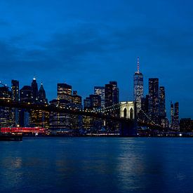 Die Skyline von New York am Abend mit der Brooklyn Bridge von Paula Ketz