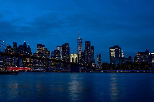 Die Skyline von New York am Abend mit der Brooklyn Bridge von Paula Ketz