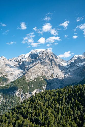 Uitzicht op de bergen en gletsjers op de Stelvio Pas