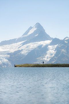 La marche vers la montagne au bord du lac à Grindelwald sur Nina Robin Photography