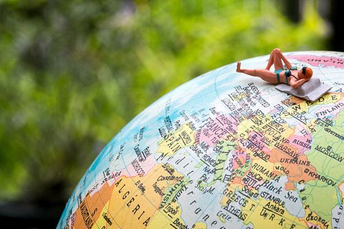 Miniatuur badgast op wereldbol