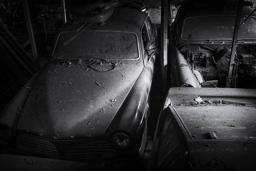 Volvo Amazons bei Urbex Location, schwarz-weiß mit Filmkorn von Ger Beekes
