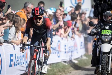 Dylan van Baarle wins Paris - Roubaix