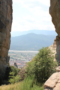 Meteora - Blick zwischen den Felsen auf Kalambaka
