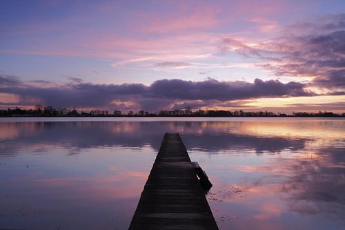 Blauwe uur weerspiegeld in het Nannewiid