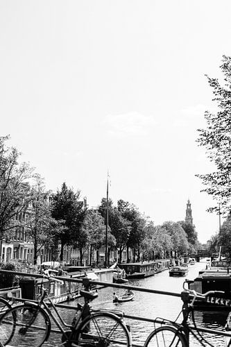 Vue de la Westertoren sur le Prinsengracht en noir et blanc