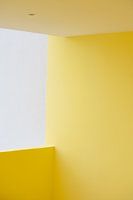 Architecture épurée et minimaliste en jaune