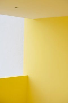 Klare und minimalistische Architektur in Gelb von Jenine Blanchemanche