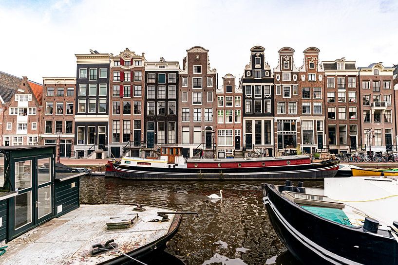 Splendeur des canaux à Amsterdam avec l'Elegant Swan par Mick de Jong