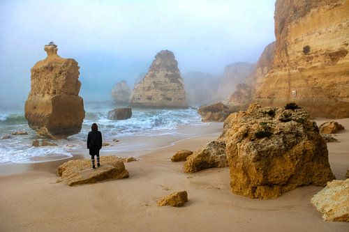 Strand in de Algarve in de mist