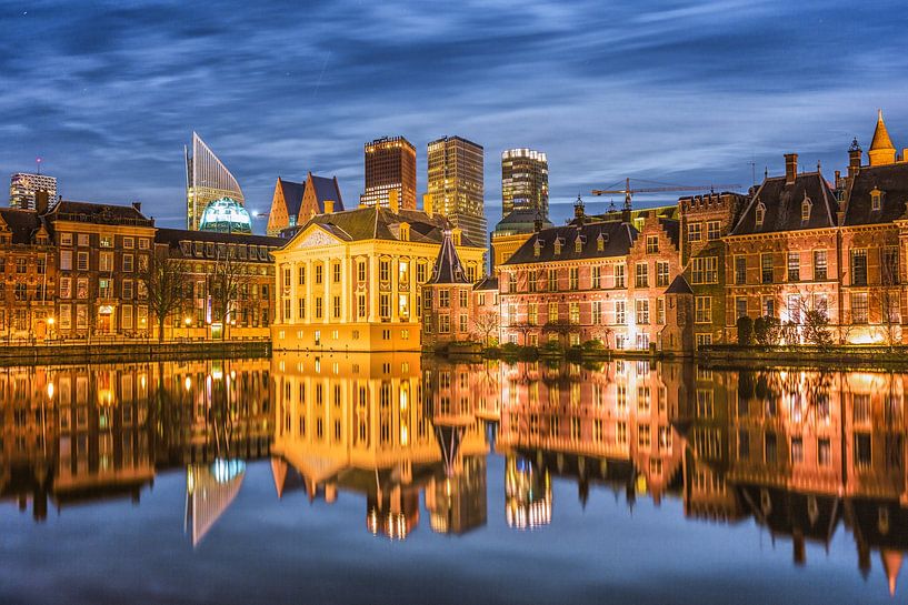 Parlementsgebouwen weerspiegeld in de Hofvijver van Jurjen Veerman