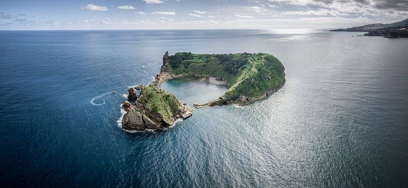 Luftaufnahme einer idyllischen Insel inmitten des Ozeans. Ilhéu de Vila Franca do Campo von Jonas Weinitschke