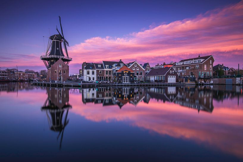 Ein bunter Sonnenuntergang in Haarlem von Tristan Lavender