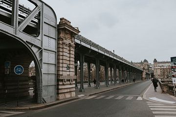 Ligne 6 du métro dans le centre de Paris, France.