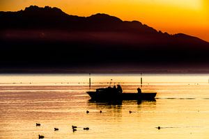 Boot im Sonnenuntergang am Chiemsee van Holger Debek