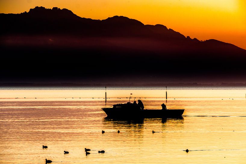 Boot im Sonnenuntergang am Chiemsee von Holger Debek