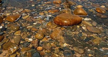 stenen in water van Corrie Ruijer