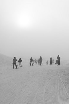 Sports d'hiver dans le brouillard