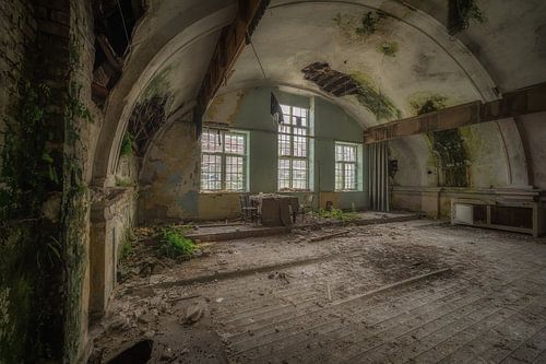 chambre mansardée délabrée