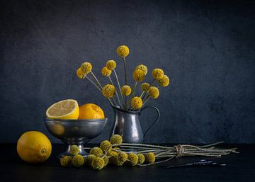 Stilleben, Szene mit Zinnvase, Schale und Zitronen von Oda Slofstra