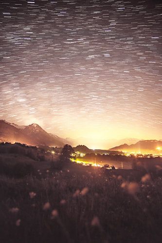 Startrail in de Oberallgäu met uitzicht op de Rubihorn, slotkerk St. Michael