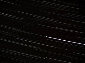 Des satellites parmi les étoiles sur Violetvestiges