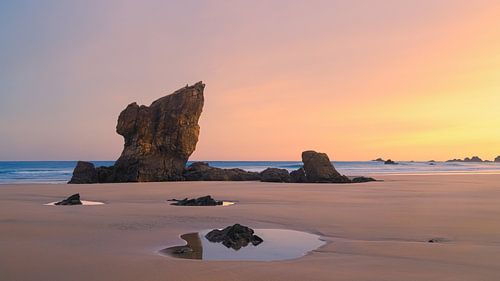 Zonsopkomst op Playa de Aguilar in Asturië, Spanje