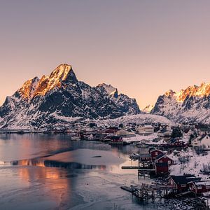 Vissersdorp Reine op de Lofoten-eilanden in Noorwegen in de winter met sneeuw bij zonsondergang van Robert Ruidl